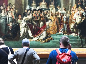 Louvre Museum: Priority Entry Ticket + Small Group Guided Tour