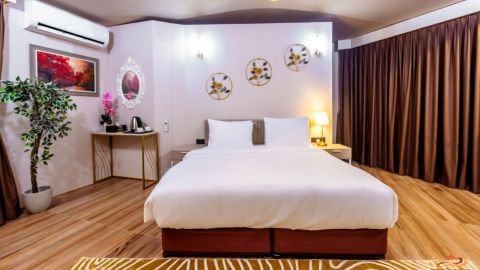 Premium Lodge–Sunrise View at Bait Al Sha’ar, Abu Dhabi (Half Board | Shared Transfers & Activities)