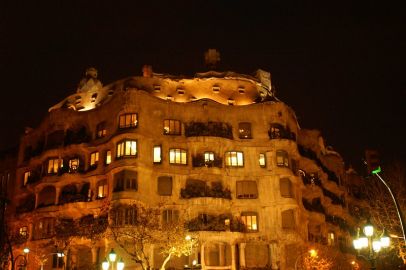 Casa Milà - La Pedrera: Guided Night Experience + Glass of Cava Tour in Catalan