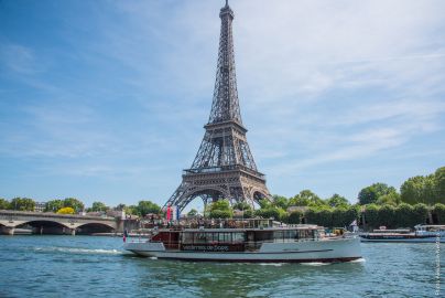 Seine River: Evening Cruise with Music Onboard + Audio Guide App