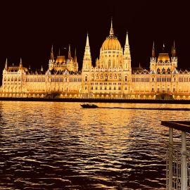 Budapest: Traditional Hungarian Dinner Cruise with Live Music