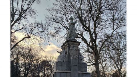 Walking guided tour in Madrid to Cibeles Palace and Retiro Park