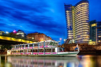 Vienna: Danube Dinner Cruise + Viennese Live Music Show