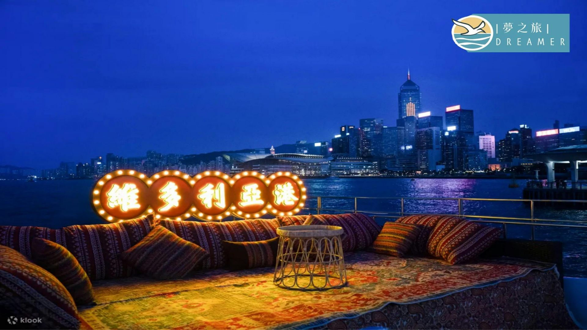 Hong Kong Victoria Harbour: Night Cruise with Unlimited Snacks & Drinks