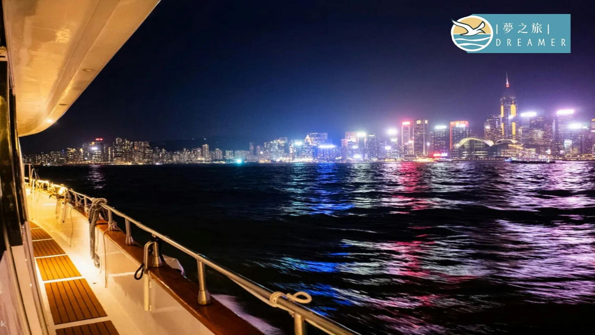 Hong Kong Victoria Harbour: Night Cruise with Unlimited Snacks & Drinks