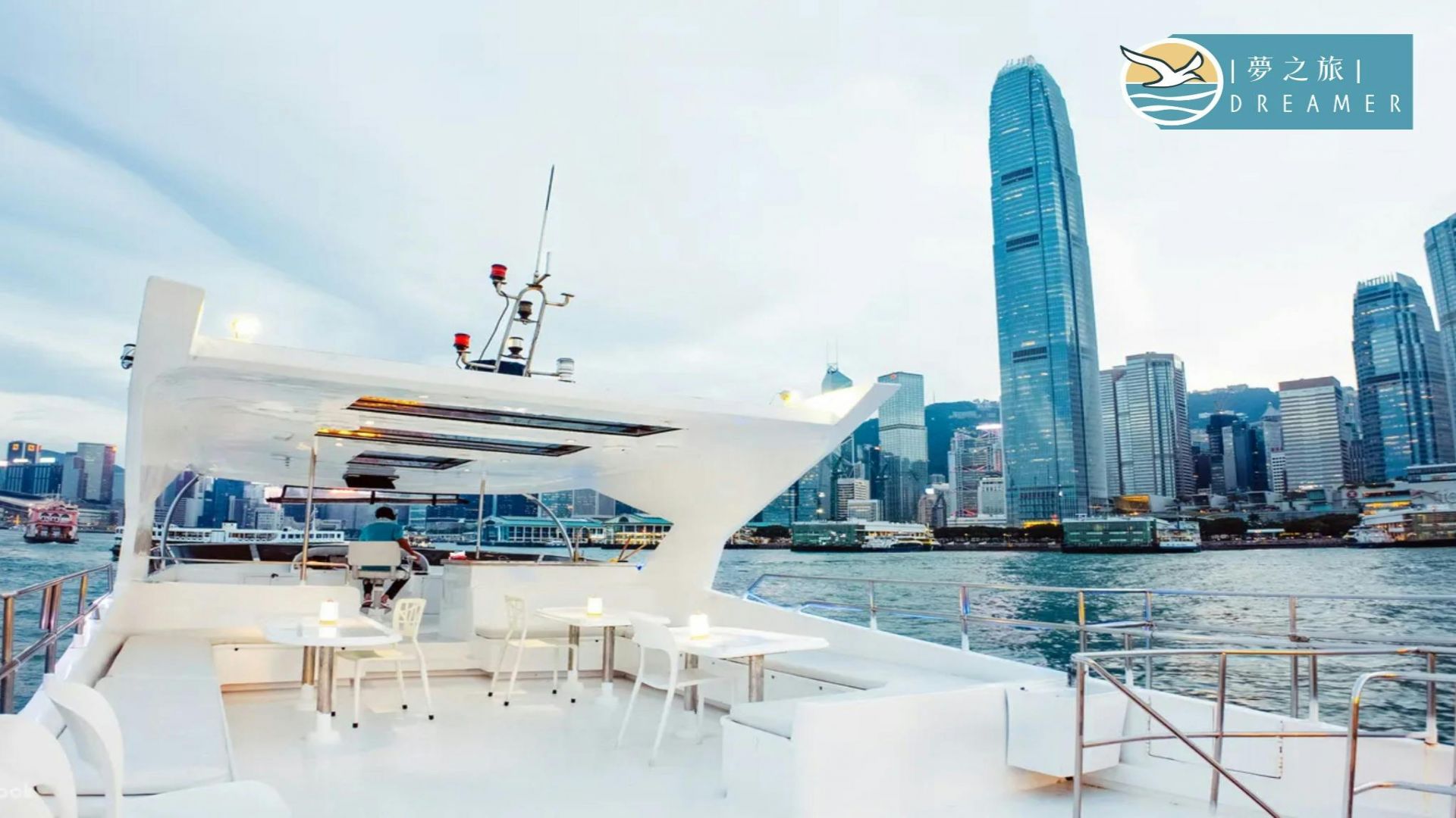 Hong Kong Victoria Harbour: Night Cruise with Unlimited Snacks & Drinks