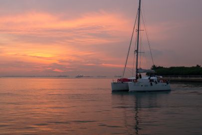 Singapore: Cruise from Sentosa with Paddle Boarding or Kayaking