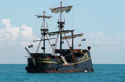 Cancún: Pirate Ship Party Cruise with Open Bar