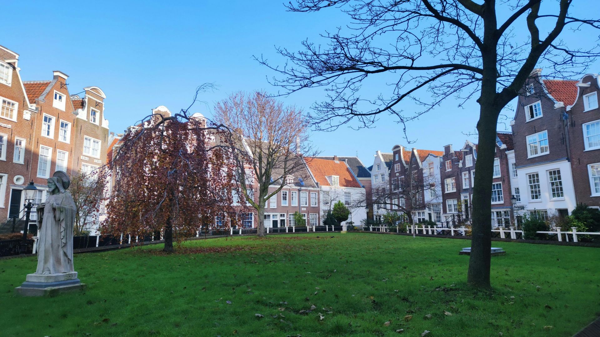 Secrets of Historical Amsterdam: Guided Tour + Food Tips