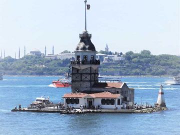 Istanbul: Bosphorus Yacht Cruise with Snacks