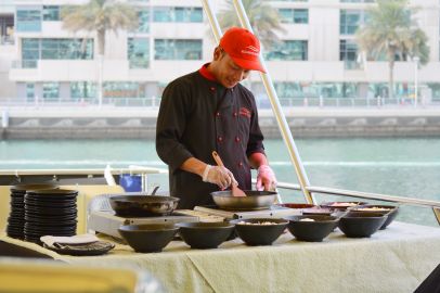 Dubai Marina: Luxury Sunset & Dinner Cruise with Live Music