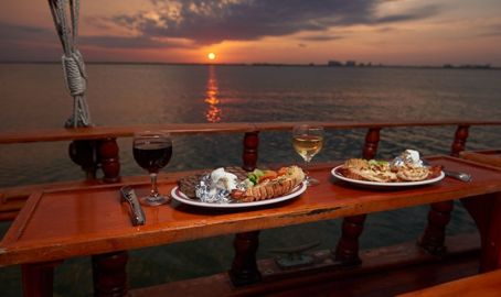 Cancún: Columbus Dinner Cruise and Live Music