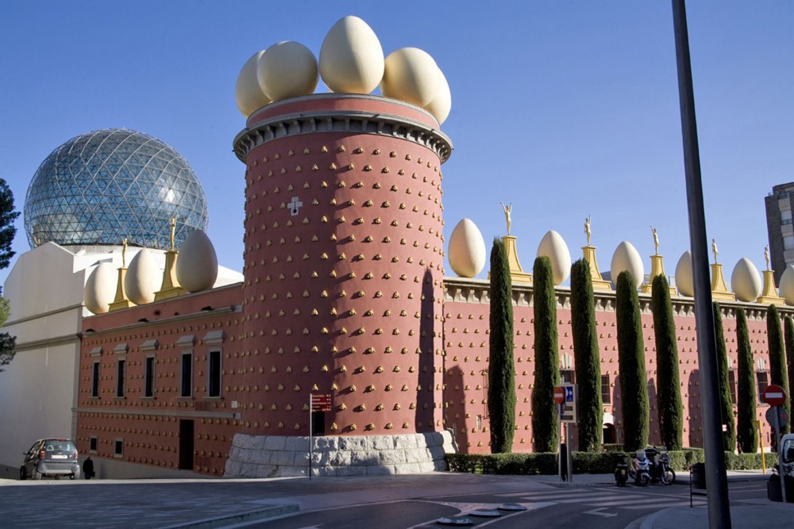 Dalí Museum & Girona: Entry Ticket + Guided Tour from Barcelona