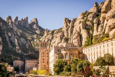 Montserrat & Wineries: Round trip + Wine Experience with Traditional Meal