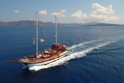 Boat Tour of Santorini Caldera