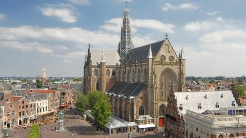 Bezoek de Grote of St.-Bavokerk in het centrum van Haarlem