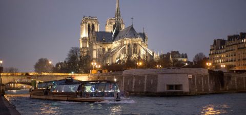 Seine River: 4-Course Dinner Cruise with Live Music Premier Service