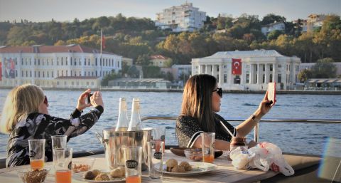Istanbul: Bosphorus Sunset Yacht Cruise with Snacks