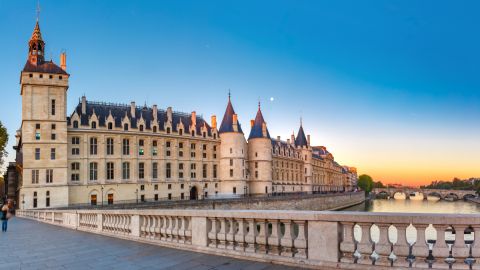 PARIS IN A DAY : Louvre, Notre-Dame, Sainte-Chapelle and Conciergerie
