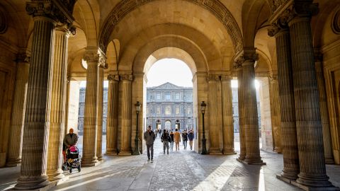 GUIDED VISIT OF THE LOUVRE MUSEUM