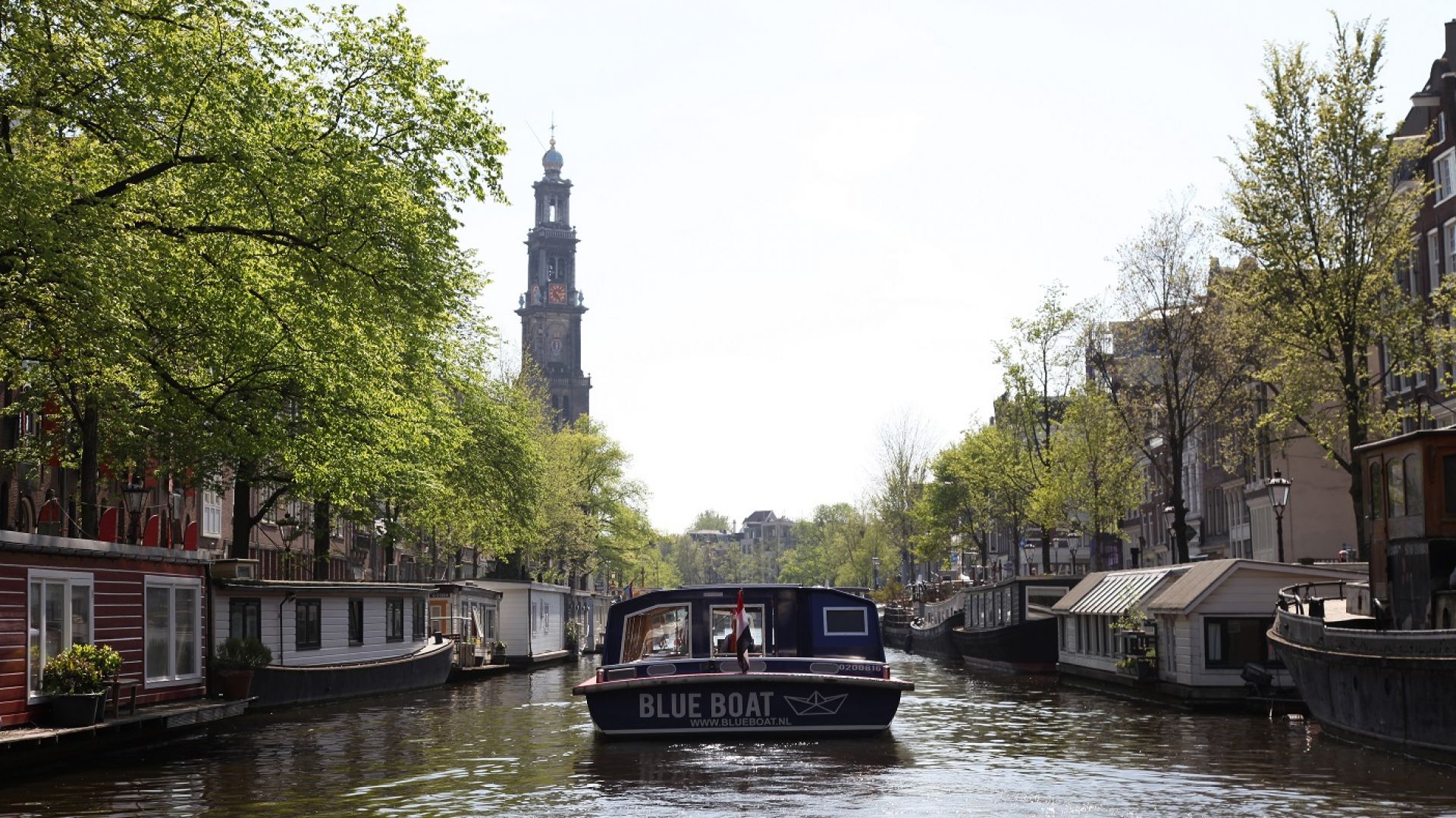 Rock the boat! City Canal Cruise + 2 course dinner at Hard Rock Café