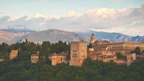 Alhambra complete tour with Nasrid Palaces (Skip the line)