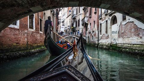 DEEP INTO VENICE – Morning walking tour & Gondola Ride 