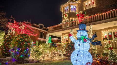 NYC: Dyker Heights Luxury Holiday Lights Tour & Hot Cocoa 