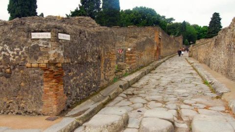 Complete Pompeii Skip the Line tour with Archaeologist Guide