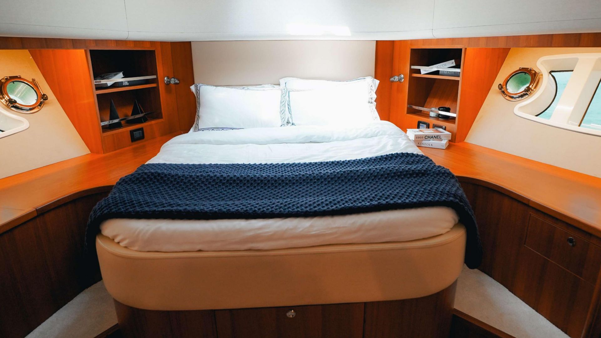 Dubai Marina Yacht Tour with Live BBQ Lunch - 2 Hours