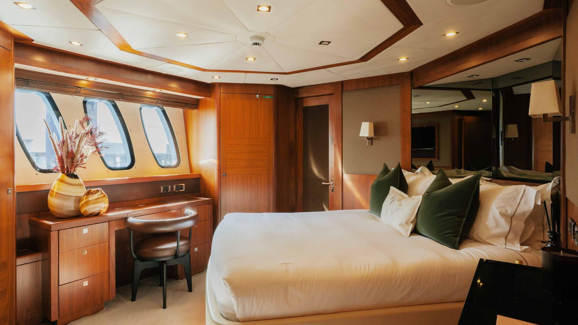 Sunseeker Superyacht Experience : VIP Dinner, Premium Drinks & Live Music