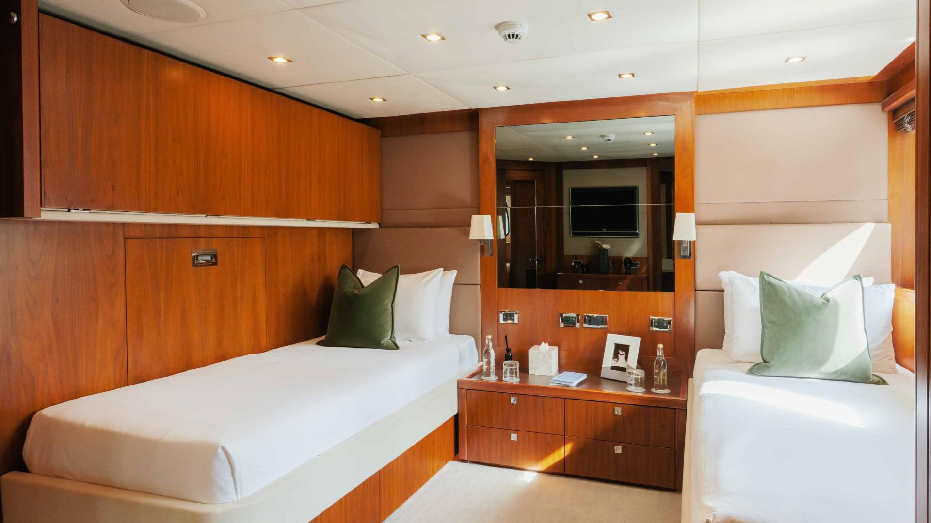 Sunseeker Superyacht Experience : VIP Dinner, Premium Drinks & Live Music