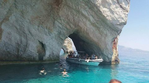 SHIPWRECK AND BLUE CAVES – Land & Sea (bus and boat trip)