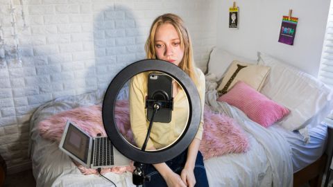 Gen-Z in Focus: Social Media and Loneliness – Talk