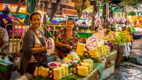 Bangkok Night Bike Tour with Temples & Flower Market