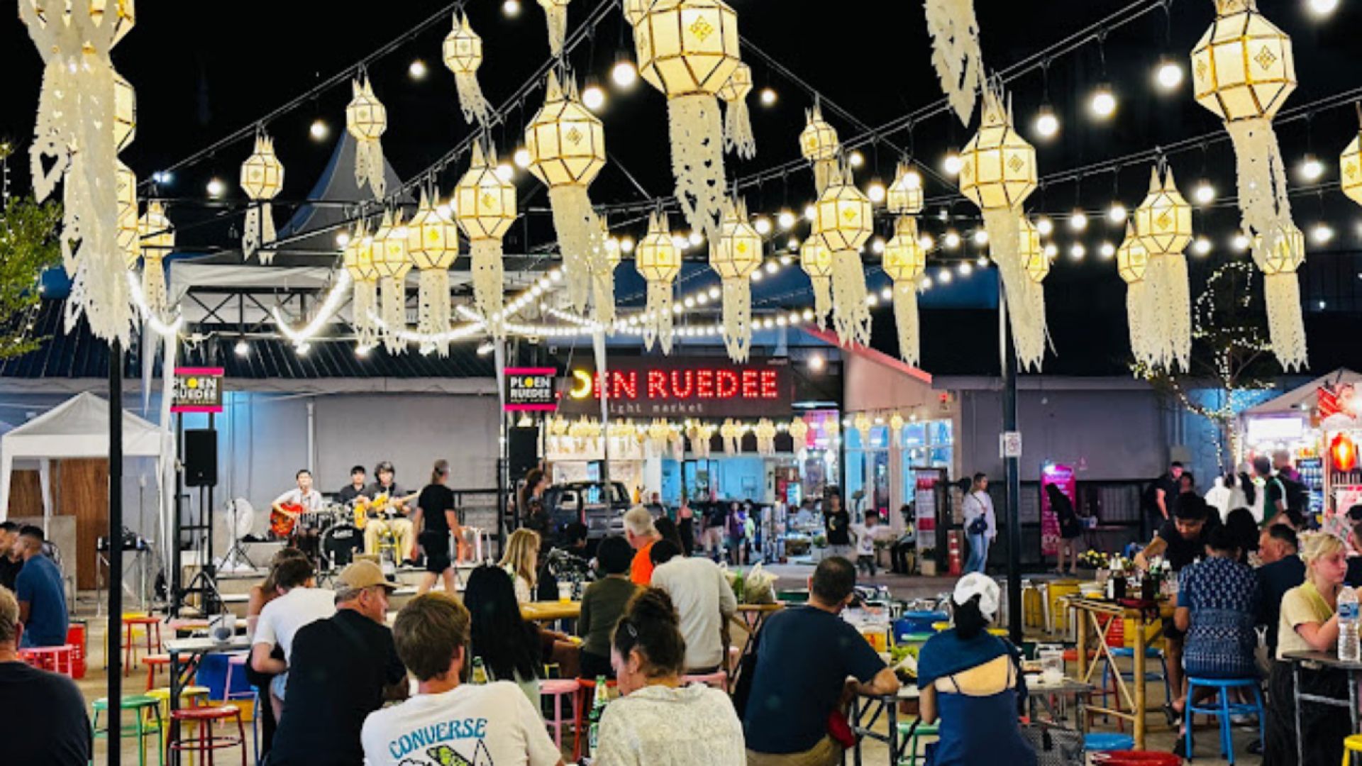 Chiang Mai: Ladyboy Cabaret – Stories, Dinner and Sparkle