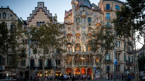 Barcelona Walking Tour: Explore Gaudi and Modernist Architecture 