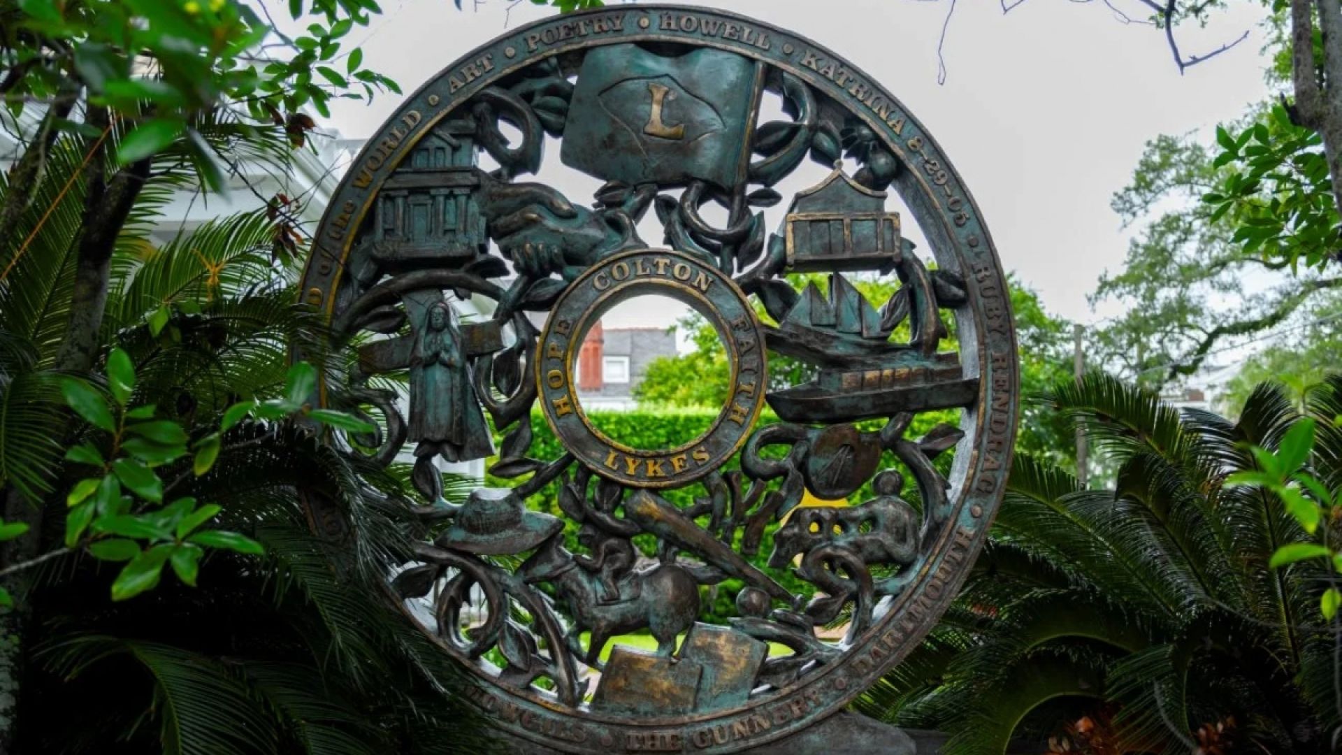 Explore Historic New Orleans: Hidden Garden District Tour