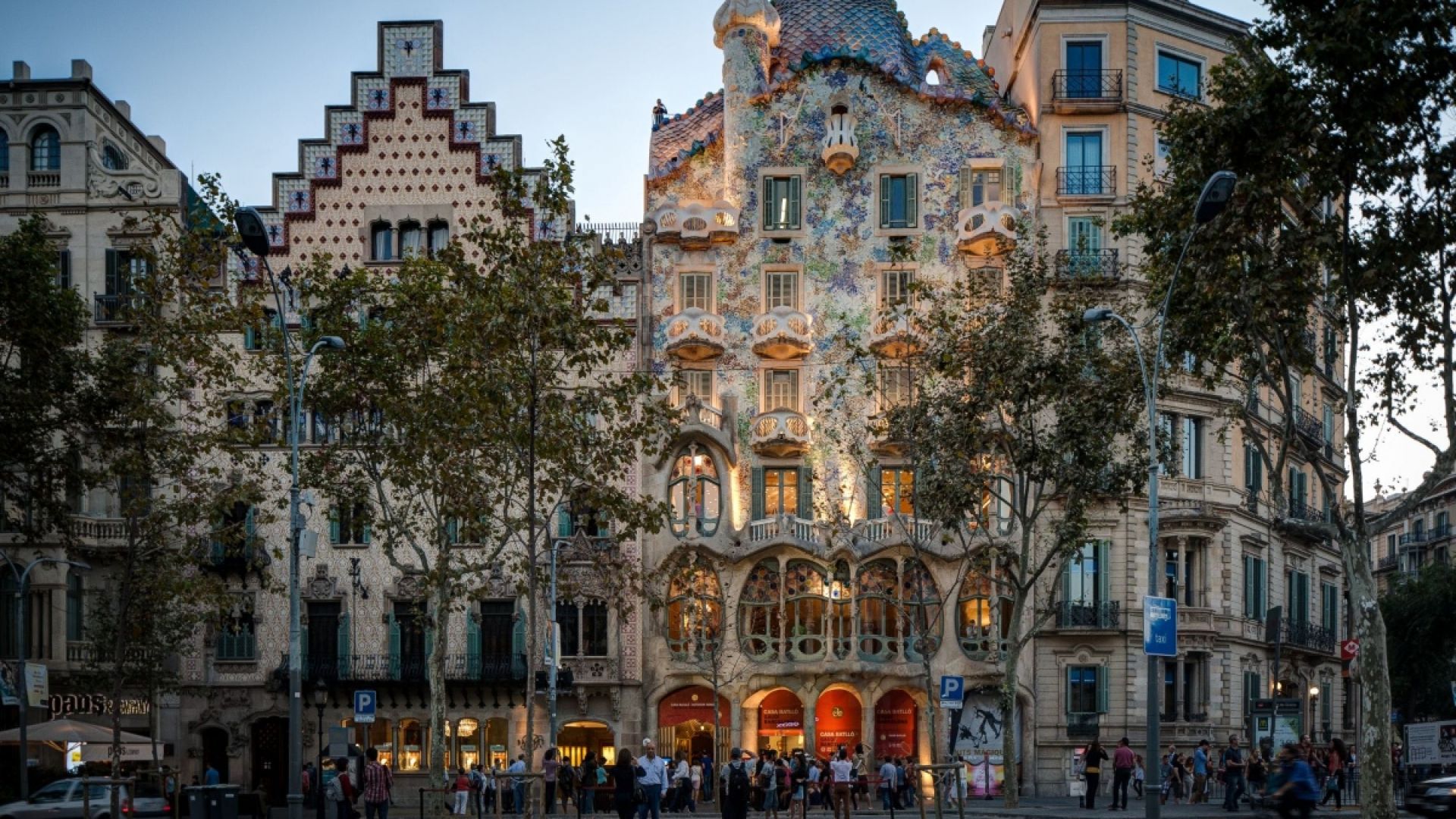 Barcelona Walking Tour: Explore Gaudi and Modernist Architecture 