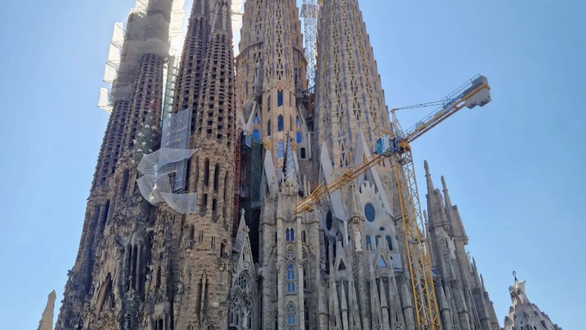Barcelona Walking Tour: Explore Gaudi and Modernist Architecture 