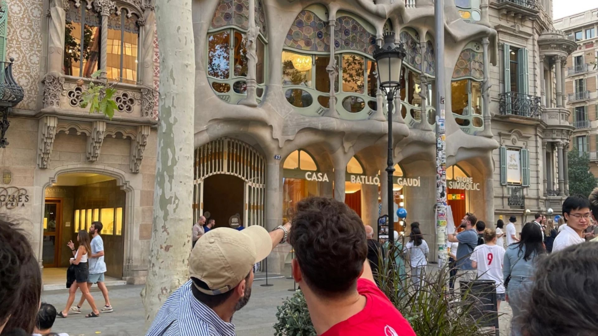 Barcelona Walking Tour: Explore Gaudi and Modernist Architecture 