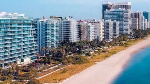 Scenic Airplane Tour over Miami Beach and Key Biscayne