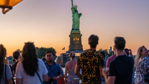 DOWNTOWN CRUISES : Statue at Sunset 