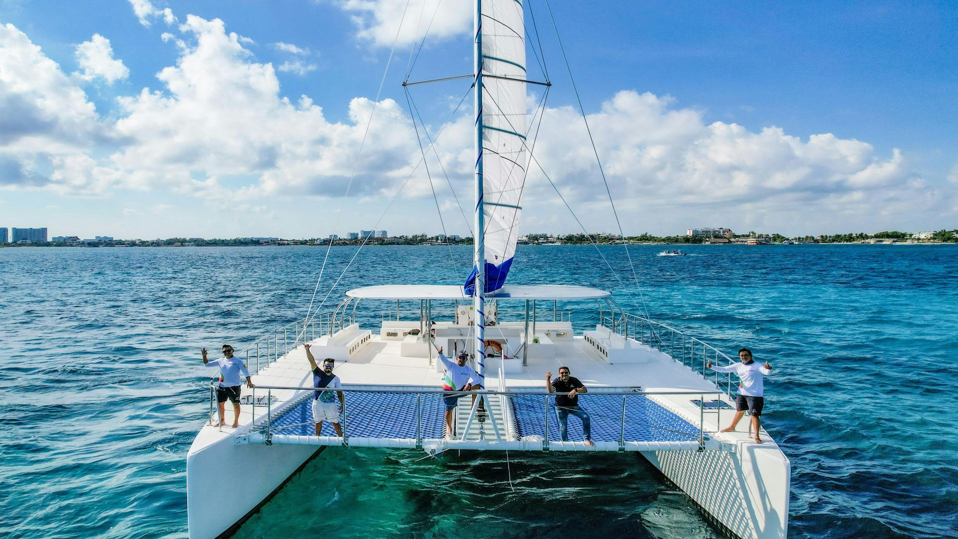 Isla Mujeres: Catamaran Tour with Snorkeling & Beach Club from Cancún