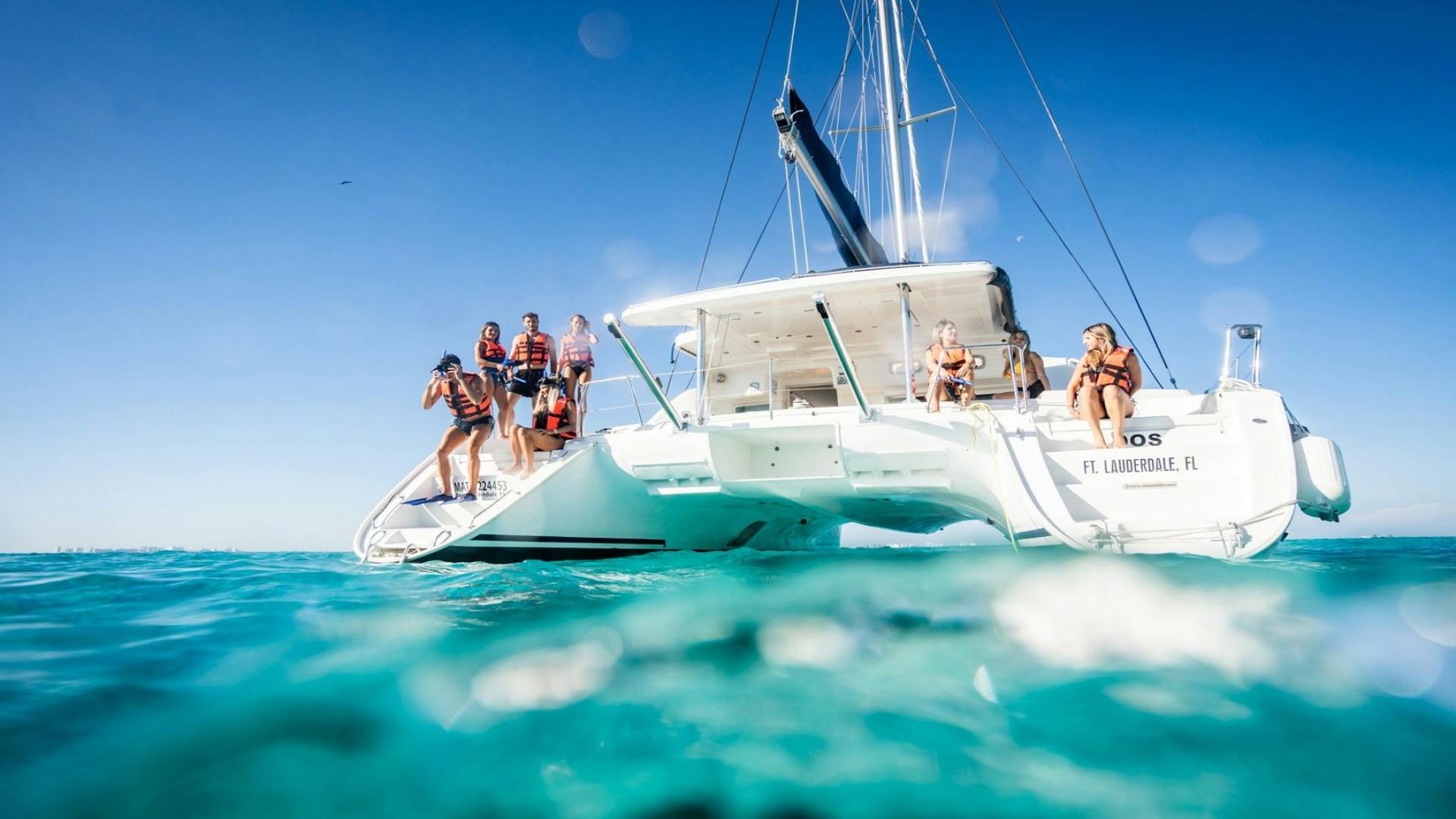 Isla Mujeres: Catamaran Tour with Snorkeling & Beach Club from Cancún