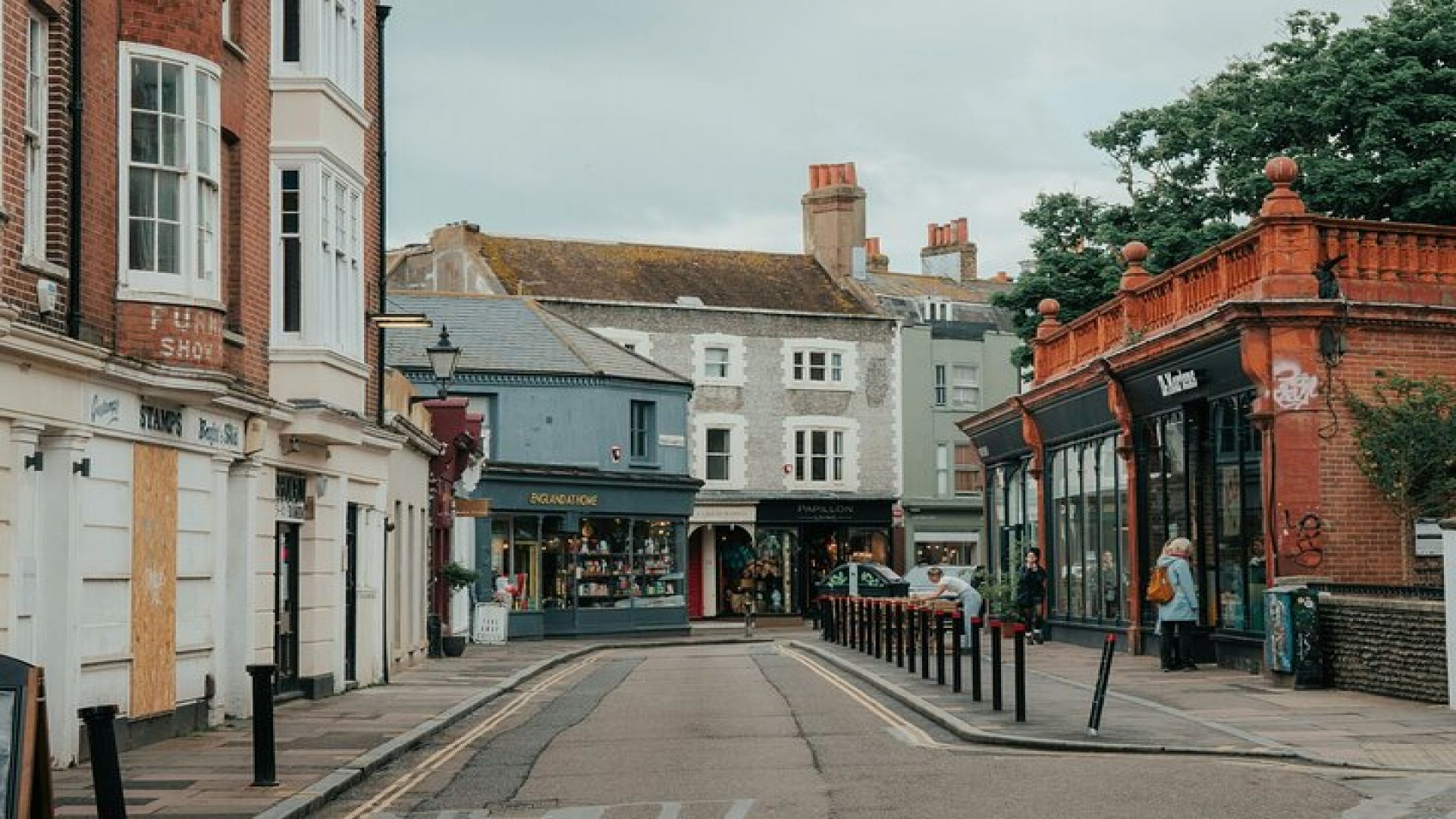 Self-Guided Scavenger Hunt: Brighton By The Sea