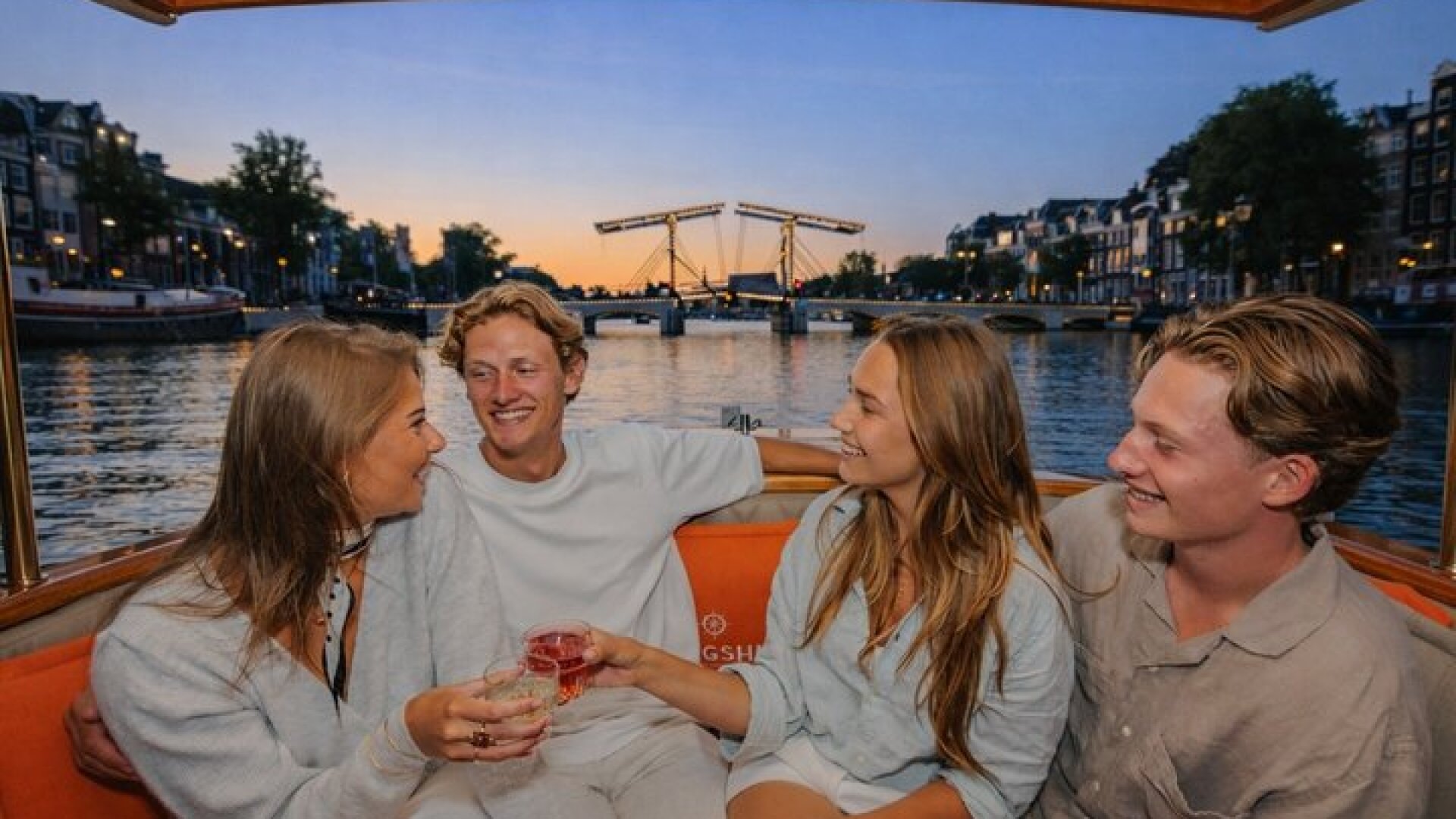 Amsterdam Evening Canal Cruise with Live Guide and Bar