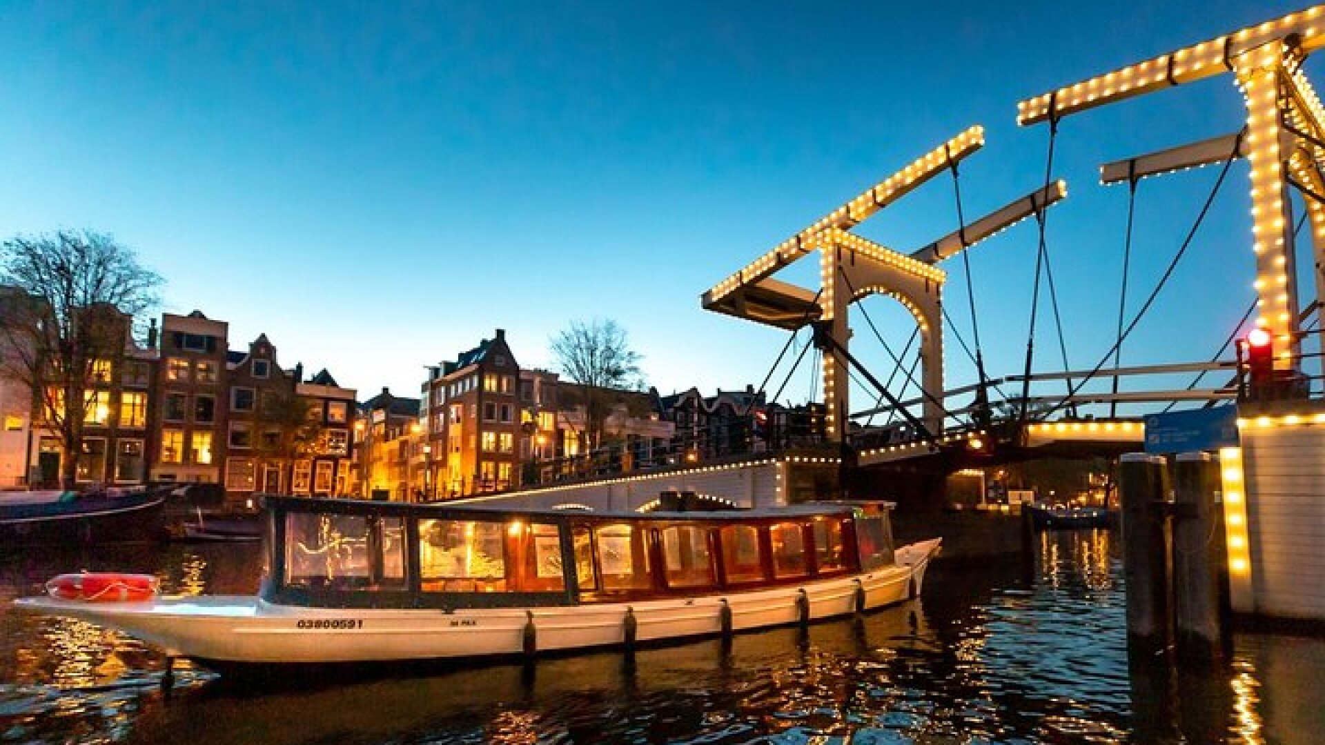 Amsterdam Evening Canal Cruise with Live Guide and Bar
