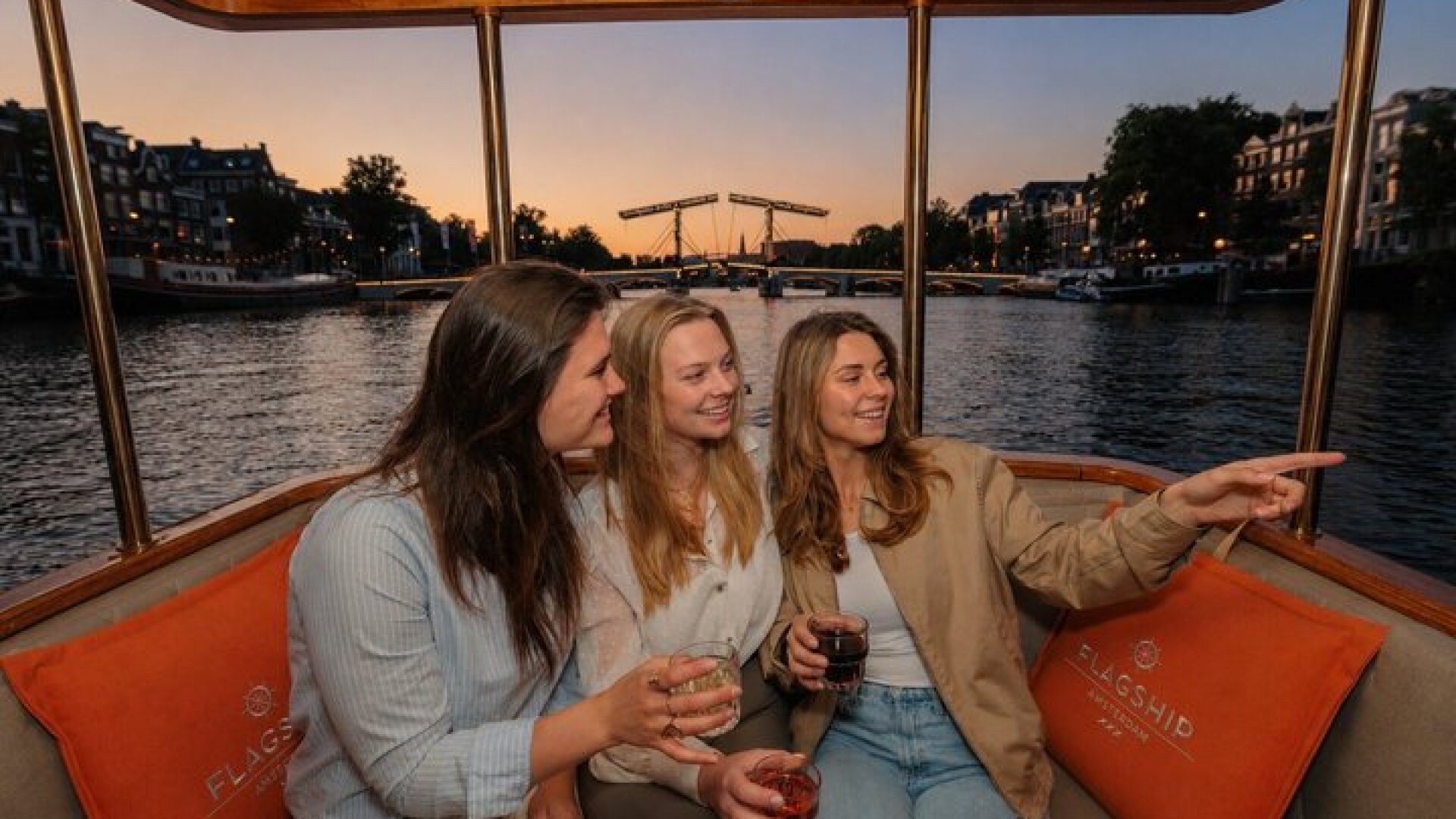Amsterdam Evening Canal Cruise with Live Guide and Bar