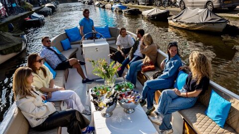 Amsterdam Canal Cruise in Open Boat with Unlimited Drinks Option